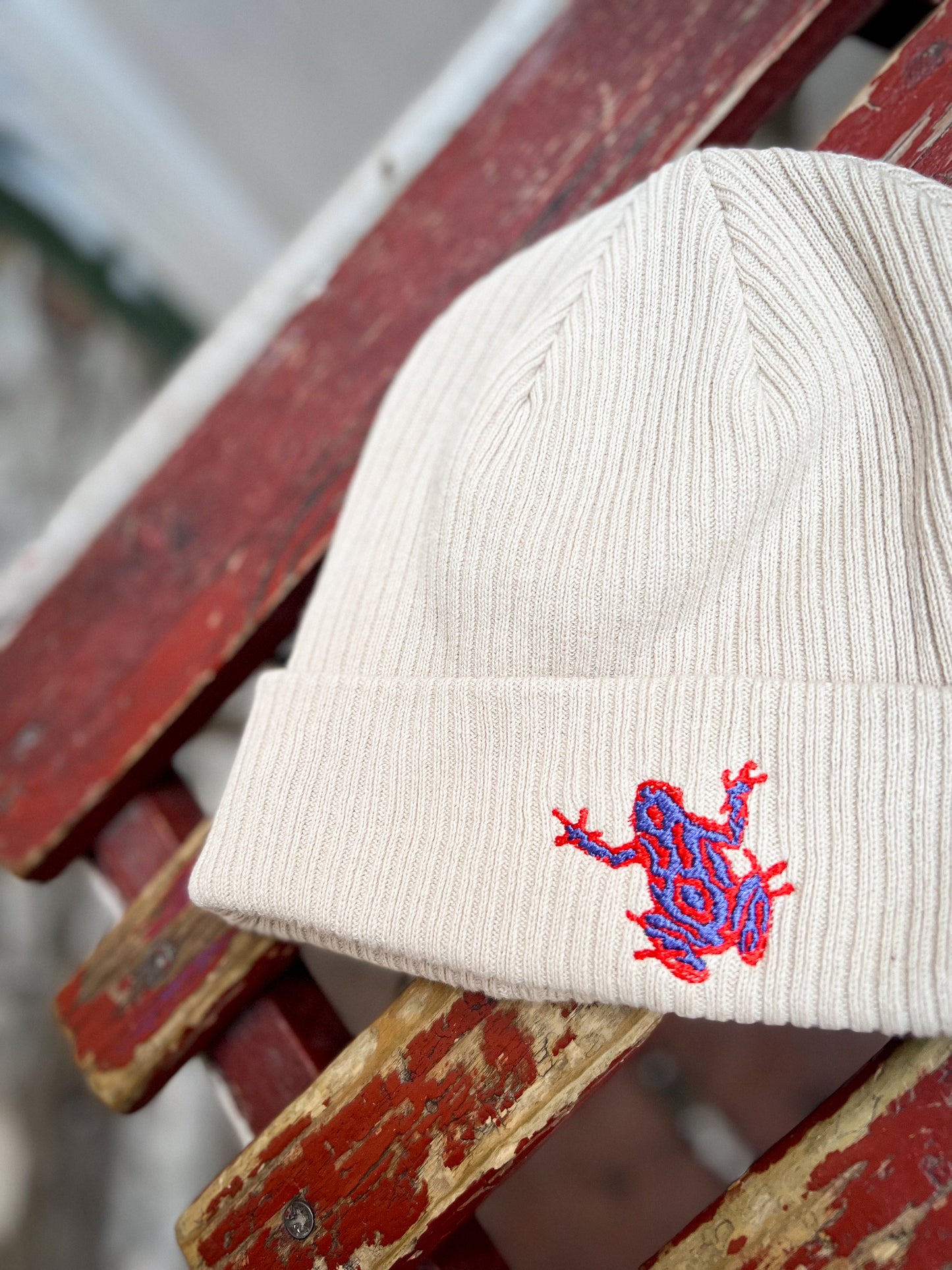 DART FROG beanie /sand/