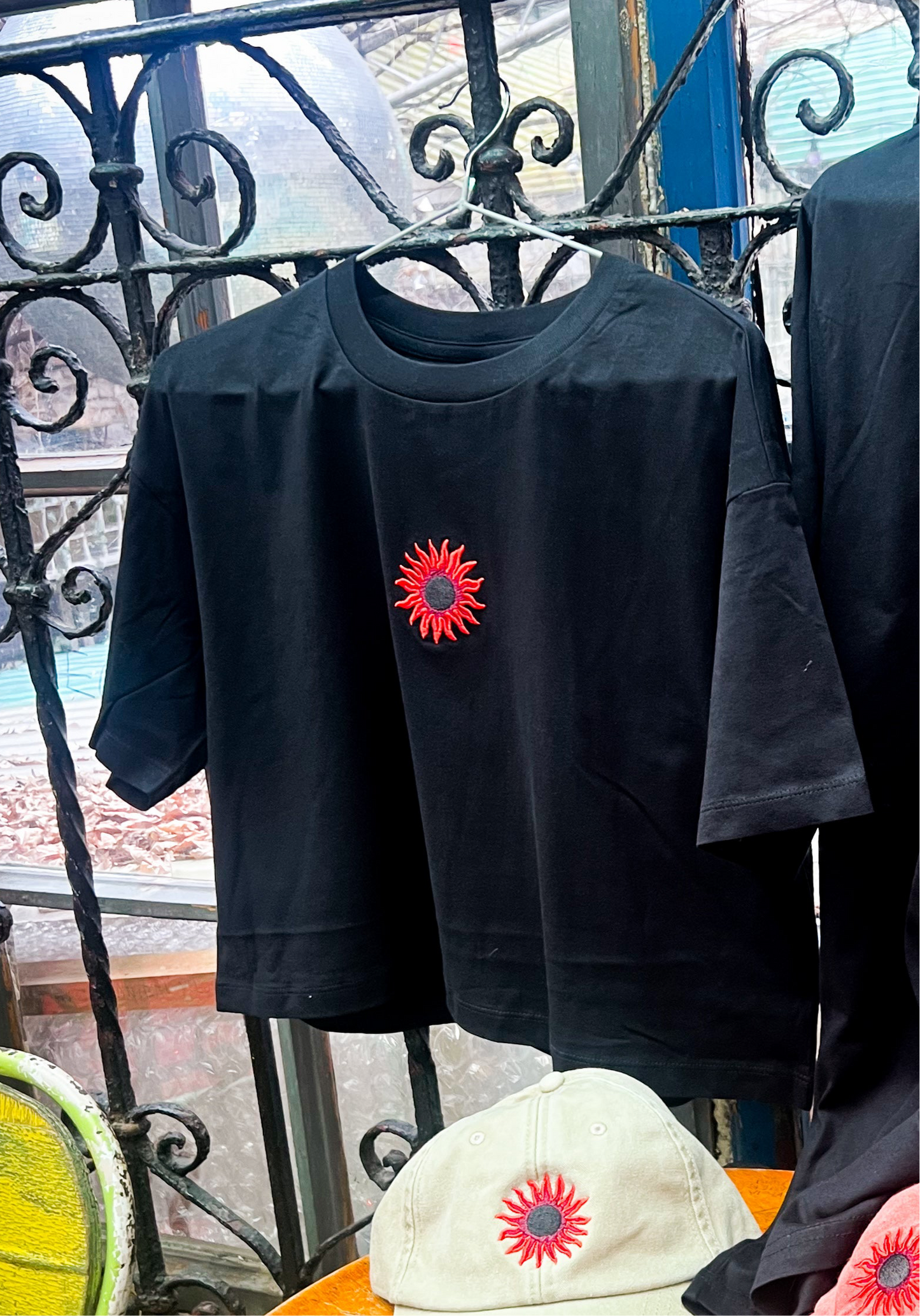 deep FIERY SUN crop tee /black/