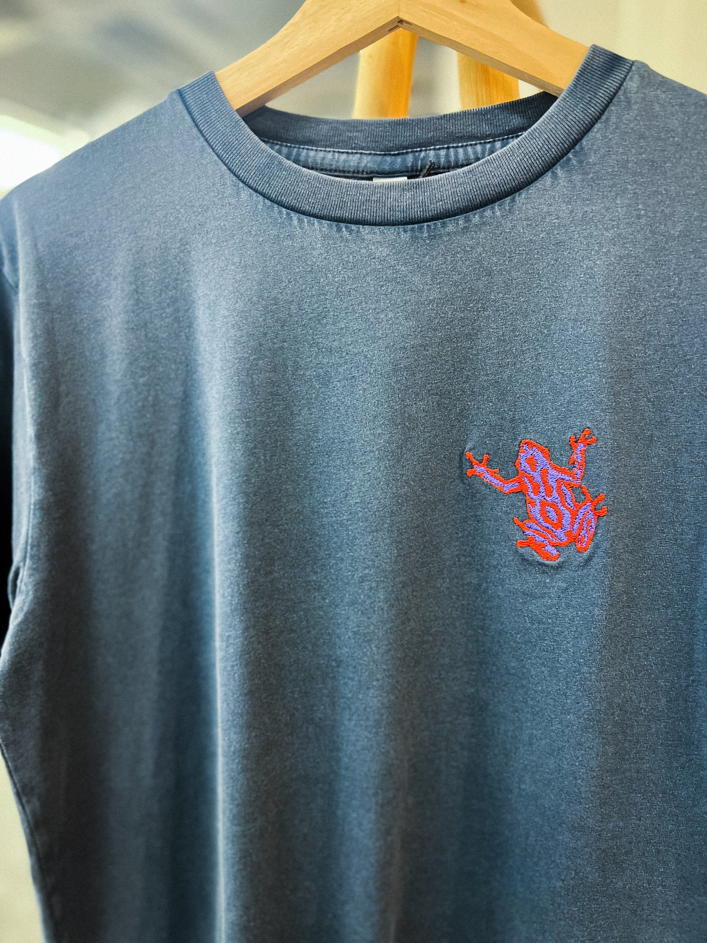 DART FROG unisex tee /dusty denim/