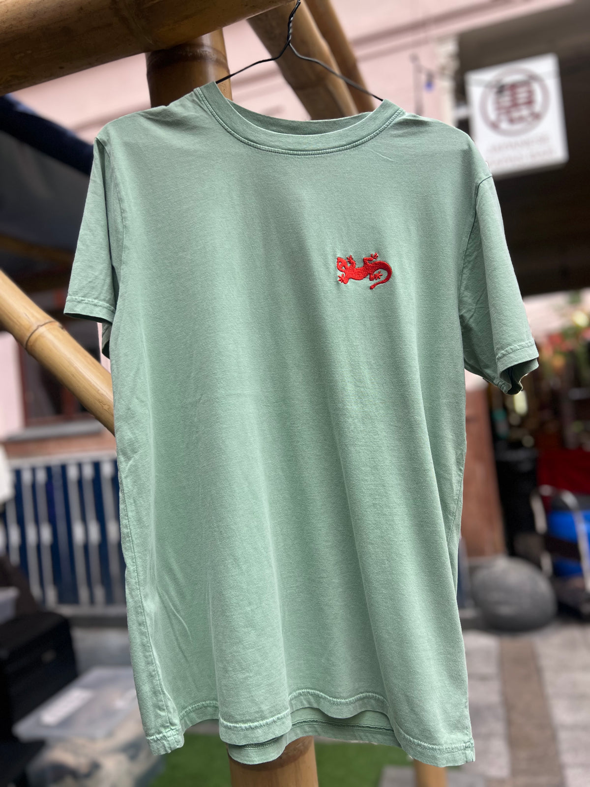 GECKO unisex tee /dusty sage green/