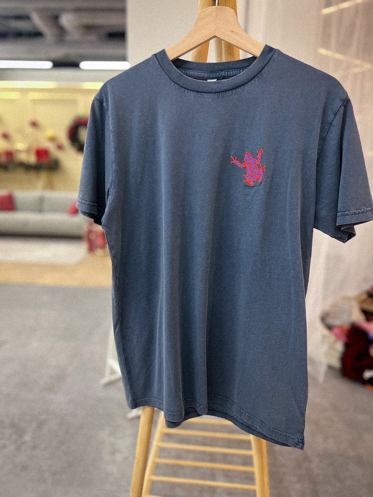 DART FROG unisex tee /dusty denim/